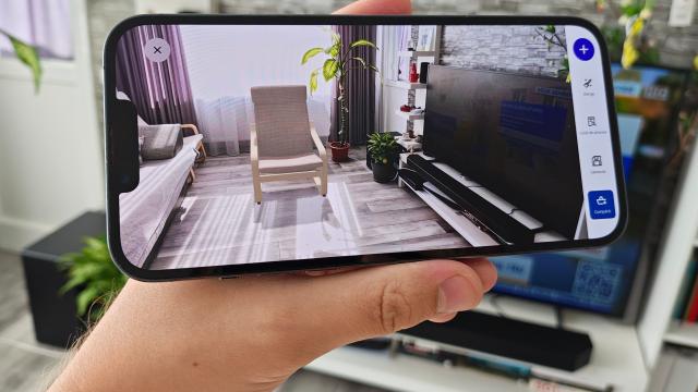 <b>Am testat IKEA Kreativ pentru a vedea cum arată mobila nouă în casă înainte de o cumpăra</b>Cu câţiva ani în urmă am testat o funcție din aplicația IKEA care îmi permitea să văd unde aş putea pune bradul de Crăciun cel mai inspirat în casă. Folosea AR pe atunci, iar ideea 