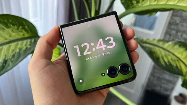 <b>Motorola RAZR 50 Ultra: Display extern și mai mare decât la predecesor, cută care nu se mai simte pe ecranul pliabil</b>Motorola a dat trendul telefoanelor pliabile cu display-uri externe mari, asta încă de anul trecut când debuta RAZR 40 Ultra. Acum vine noul model RAZR 50 Ultra care duce și mai sus diagonala 
