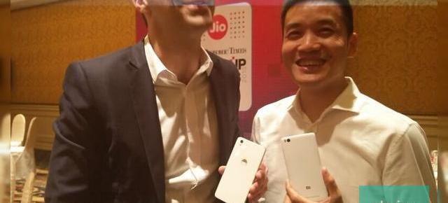 Vicepreşedintele Xiaomi, Hugo Barra fotografiat cu un posibil OnePlus X în mâna