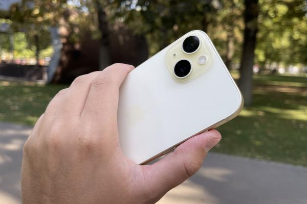 Apple iPhone 15 Review: upgrade-uri mari pentru iPhone-ul entry-level, de la ecran, la procesor, ba chiar și cameră