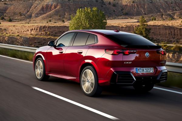 BMW iX2 este cel mai nou crossover coupe electric, ce promite autonomie de până la 449 km; Debutează și BMW X2 