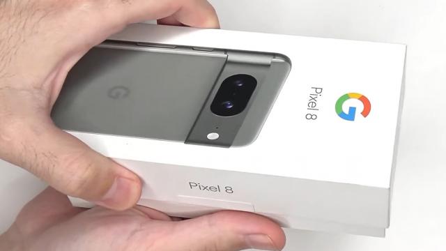 <b>Google Pixel 8 apare în fotografii noi și primește chiar un unboxing înainte de lansare</b>Pe 4 octombrie, miercuri, Google va anunța noile sale telefoane din seria Pixel 8. Deși speram la un anunț mai bine păstrat, terminalele au avut parte de o mulțime de leak-uri în ultimele zile. În primă fază au apărut randări, apoi specificații