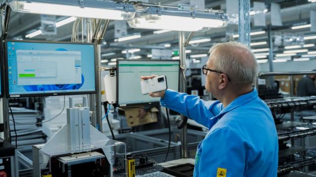 <b>HMD Global dă startul producției de smartphone-uri 5G în Europa; Nokia XR21 se produce acum în Ungaria</b>Este o zi mare pentru HMD Global, ziua în care este bifată o etapă importantă din tranziția companiei către strategia de portofoliu multibrand. Așa cum indică și titlul postării de față, HMD a început producția de smartphone-uri 5G în Europa