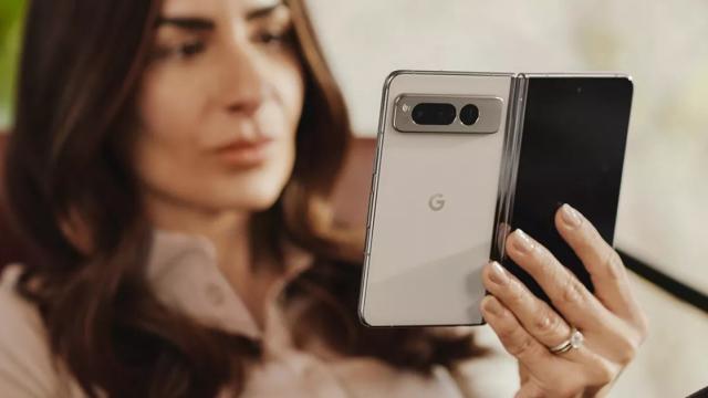 <b>Un nou smartphone pliabil Google apare la orizont! Să fie Pixel Fold 2 sau un model Flip?</b>În vara acestui an Google și-a făcut „curaj” și a lansat așa-zisul Pixel Fold, primul său telefon pliabil tip carte din portofoliu. Se pare că producătorul nu se oprește la acest model, însă. Azi aflăm că se află în dezvoltare un nou terminal pliabil