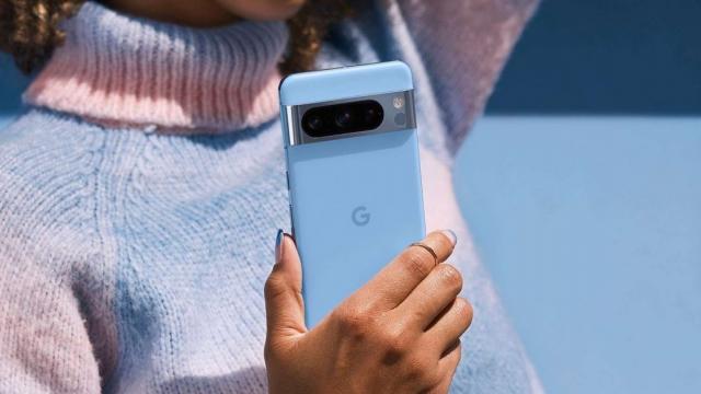 <b>Google Pixel 8 Pro a debutat! Vine cu display Super Actua, procesor Tensor G3, zoom optic 5X, senzor pentru determinarea temperaturii</b>După o mulțime de scăpări în online, Google a ținut azi marele său eveniment de toamnă, cel în cadrul căruia au debutat telefoanele Pixel 8 și Pixel 8 Pro, dar și ceasul Pixel Watch 2 și căștile Pixel Buds Pro în noi variante de culoare. Ei bine