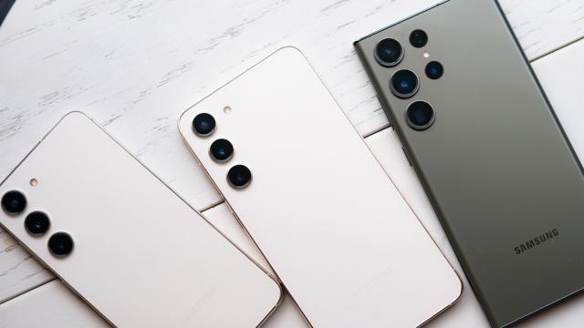 <b>Întreg lineup-ul de flagship-uri Samsung Galaxy S24 ar primi rame fabricate din titan (Zvon)</b>Luna trecută Apple a lansat modelele iPhone 15 Pro și 15 Pro Max, primele telefoane din lume și din portofoliul companiei ce aduc rame fabricate din titan. Variante de bază din serie au rămas la aluminiu, însă. În trecut se vehicula că flagship-ul
