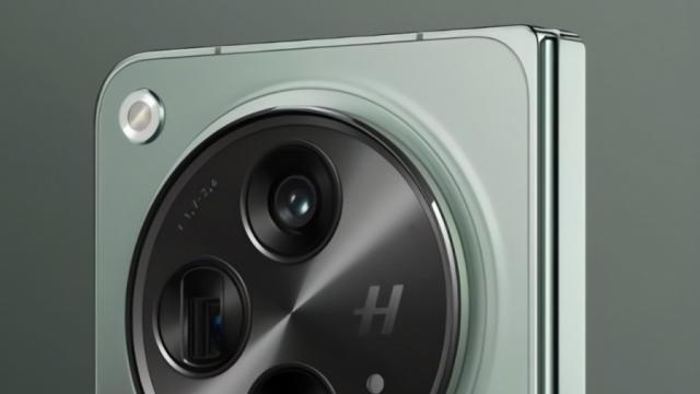 <b>Cât va costa primul telefon pliabil OnePlus? Open e rival Galaxy Z Fold 5</b>Pentru un prim telefon pliabil al unei companii, OnePlus Open a primit surprinzător de multă acoperire din partea presei. Se auto propune ca rival pentru Samsung Galaxy Z Fold 5 şi azi aflăm cât ar putea costa. Preţul nu e mic

