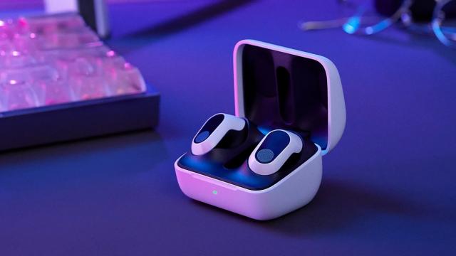 <b>Sony anunță căștile wireless InZone Buds, cu latență redusă, pentru gaming pe smartphone, tabletă, PC sau consolă</b>Sony a anunțat aseară o variantă „Slim” pentru consola PS5. Ei bine, la fel de subit au fost prezentate și căștile wireless Sony InZone Buds. Vorbim despre un model destul de interesant, cu o autonomie excelentă și latență ultra-redusă grație unui adaptor