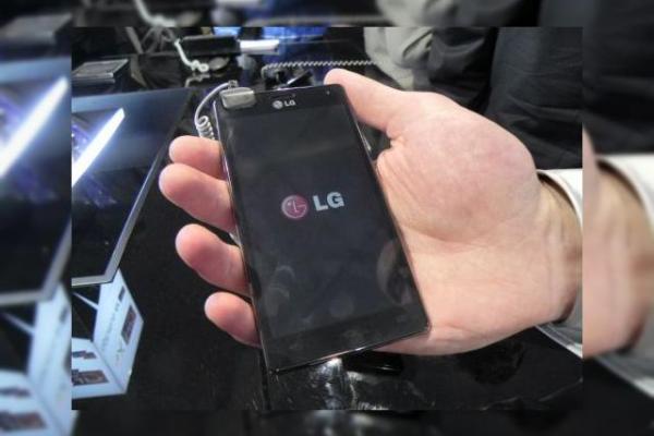 MWC 2012: LG Optimus 4X HD video preview - telefon quad core elegant În acțiune (Video)