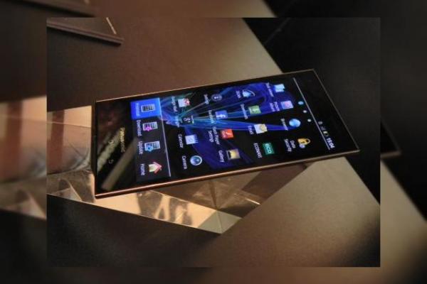 MWC 2012: Panasonic Eluga preview video - japonezii vin În Europa cu un telefon rezistent la apă si praf (Video)