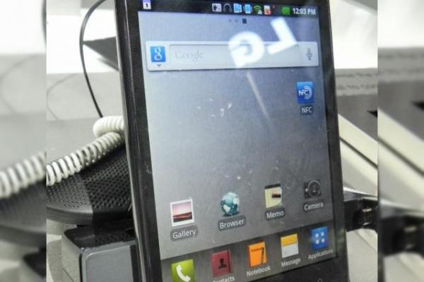 MWC 2012: LG Optimus Vu preview - telefonul cu ecran de 5 inch 4:3 (Video)