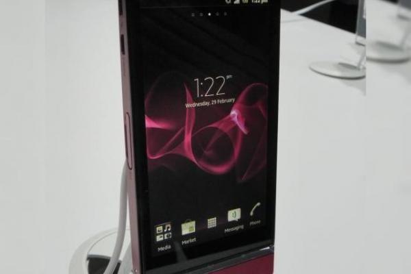 MWC 2012: Sony Xperia P preview - telefon cu bară transparentă și design ușor curbat (Video)