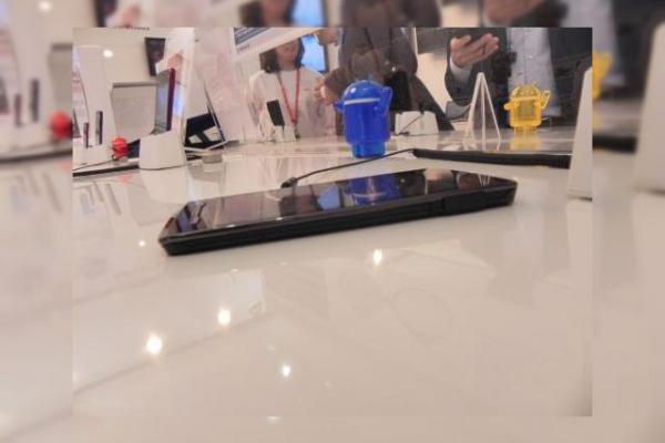 MWC 2012: Fujitsu Arrows Micro F-07D Hands On - filmează sub apă! (Video)