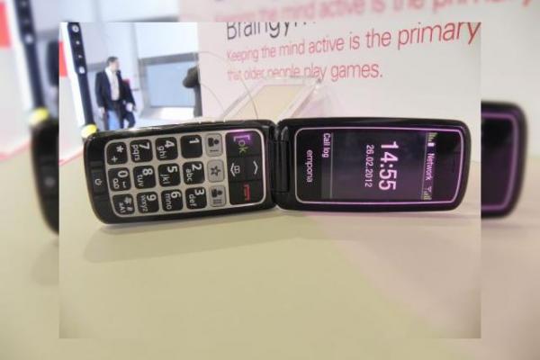 MWC 2012: Emporia Connect hands on, telefon cu clapetă pentru cei bătrâni (Video)
