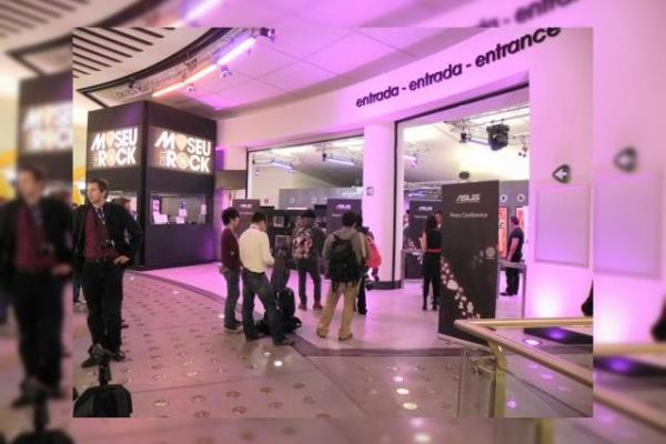 MWC 2012 & Încă o zi de premii: prezentare energică ASUS, conferință la Muzeul de Rock și o atmosferă electrizantă (Video)