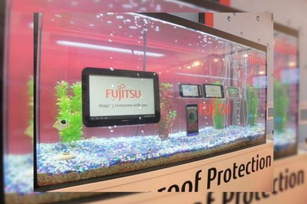 MWC 2012 & premii luminoase azi! Standul Fujitsu - telefoane rezistente la apă și foarte subțiri (Video)