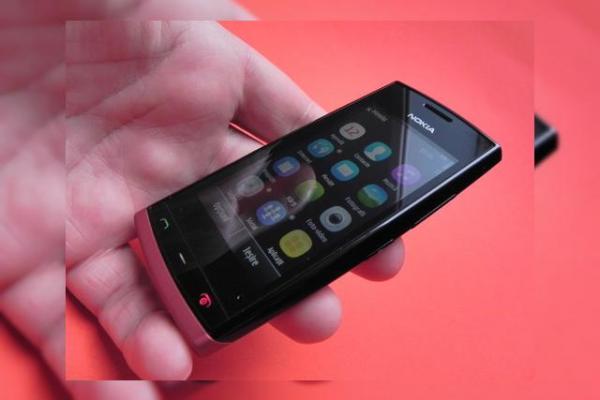 Review Nokia 500 - telefon tineresc, cu preț accesibil, cameră rezonabilă (Video)