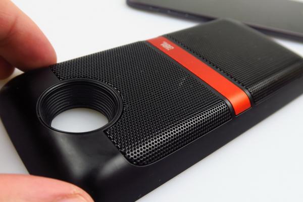 Prezentare Moto Mods: JBL Soundboost e un surplus de bas și volum binevenit pentru Moto Z (Video)