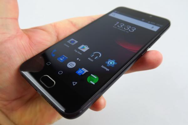 UMi Plus E: Design simetric, carcasă aderentă, spatele strică puţin alura