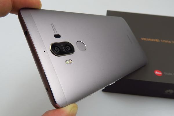 Huawei Mate 9 Unboxing: scoatem din cutie cel mai bine dotat telefon Huawei al momentului, luăm contact cu EMUI 5.0 şi noi senzori foto cu tehnologie Leica (Video)