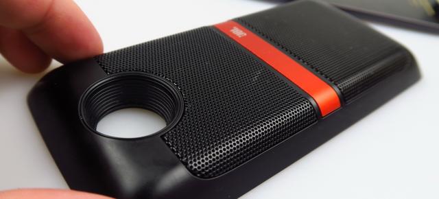 Prezentare Moto Mods: JBL Soundboost e un surplus de bas și volum binevenit pentru Moto Z (Video)