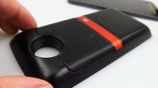 <b>Prezentare Moto Mods: JBL Soundboost e un surplus de bas și volum binevenit pentru Moto Z (Video)</b>Jumătate din farmecul lui Moto Z îl reprezintă accesoriile sale modulare, e lesne de înţeles asta şi ca atare am simţit nevoia să aruncăm şi o privire asupra lor. Exact când terminasem recenzia terminalului au ajuns şi Moto Mods la noi şi vi le-am..