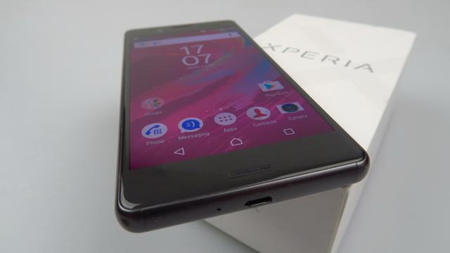 <b>Sony Xperia X Performance Unboxing: flagship clasic din 2016, încă puternic şi azi (Video)</b>Din ciclul "mai bine mai târziu decât niciodată", azi scoatem din cutie la Mobilissimo.ro telefonul high end Sony Xperia X Performance, lansat în prima jumătate a lui 2016. Terminalul e în continuare puternic şi acum, având procesor Snapdragon 820..