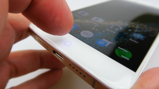 <b>UMi Super Review</b>După telefoane ca UMi Max sau UMi Plus E, e momentul ca UMi Super să ne intre în vizor. Nu în fiecare zi testezi un telefon care se recomandă ca "Super", nu-i aşa? Terminalul de faţă e genul acela de smartphone care propune 4 GB RAM şi corp metalic..