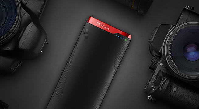 <b>MGCOOL Thunder este o baterie externă de 16.000 mAh ce costă doar 49.99 dolari; vine cu porturi USB Type-C și microUSB v2.0 și avem suport Quick Charge 3.0</b>Dacă sunteți în căutarea unui nou acumulator extern, atunci poate că modelul MGCOOL Thunder este cel mai potrivit pentru care puteți opta la ora actuală. Acesta are o capacitate de 16000 mAh și este dotat cu un port USB Type-C, dar și cu unul de tip 