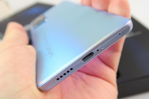 Vivo X60 Pro: Acustica mono, dar livrează decibelii necesari
