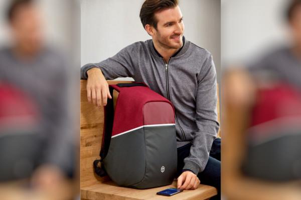 LIDL a adus în magazine un rucsac cu protecție împotriva hoților și port USB; Iată cât costă