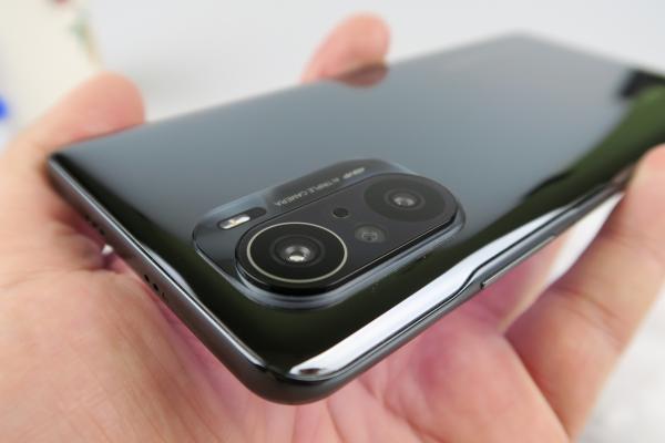 POCO F3: Design premium, sticlă glossy în spate; Telefon plăcut de manevrat