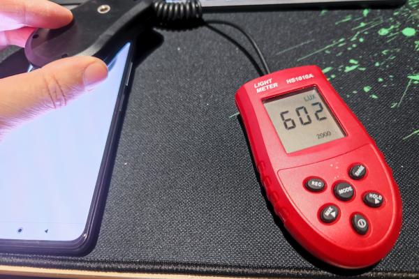 Luminozitate display POCO F3 și ecranul văzut la microscop