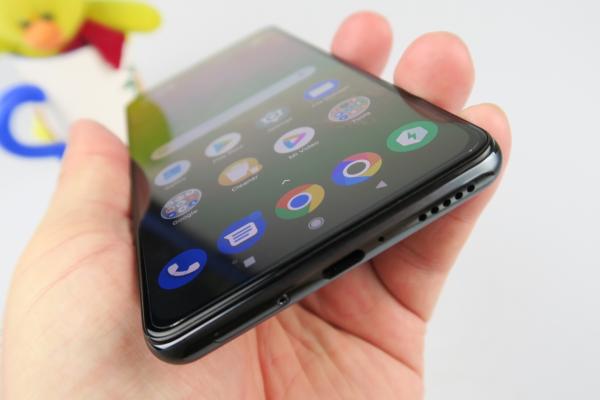 POCO F3: Acustică stereo, redare plăcută de voci, bas destul