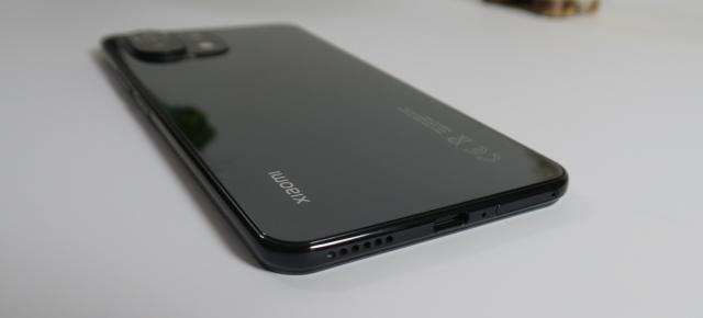 Xiaomi Mi 11 Lite 4G: Autonomie peste așteptări, aceeași încărcare rapidă de pe Xiaomi Mi 11 Lite 5G