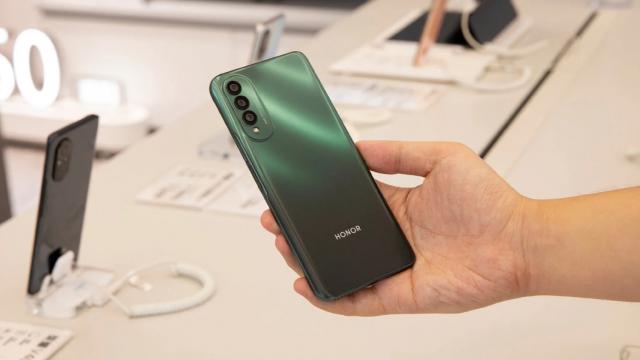 <b>Honor X20 SE își face apariția în imagini hands-on; Designul este dezvăluit, lansarea se apropie</b>Seria Honor 50 a avut parte de un succes impresionant în China, compania având parte de vânzări record odată ce smartphone-urile au devenit disponibile. Producătorul urmează să anunțe noi smartphone-uri curând. Honor X20 și-a făcut apariția în imagini