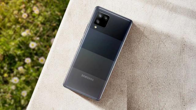 <b>Samsung Galaxy M52 5G își dezvăluie detaliile foto; Vine cu setup foto triplu și senzor principal de 64 mpx </b>La o zi distanță de la aflarea veștii că Galaxy M52 5G ar putea fi primul smartphone Samsung echipat cu procesor Snapdragon 778G, iată că avem noi dezvăluiri în online. Acestea fac referire la setup-ul foto din spate