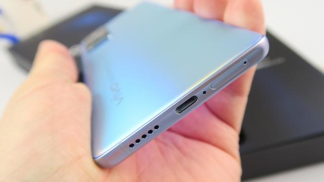 <b>Vivo X60 Pro: Acustica mono, dar livrează decibelii necesari</b>Vivo X60 Pro are un singur difuzor, amplasat în zona inferioară, imediat lângă portul USB-C, microfon şi SIM tray. Vine fără jack audio, dar are adaptor în cutie, de la USB-C la jack audio de 3.5 mm. Mai mult de atât primim şi o pereche de căşti