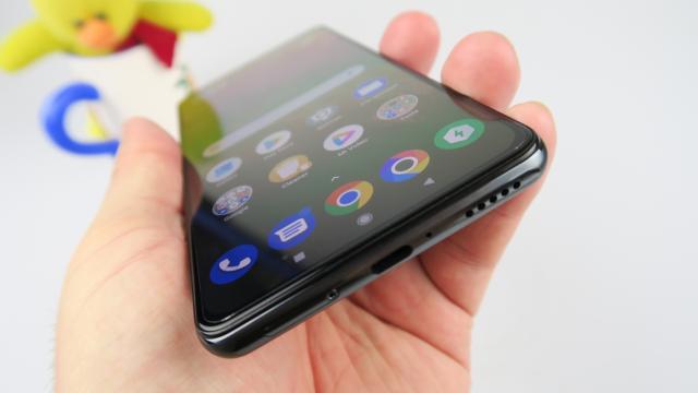 <b>POCO F3: Acustică stereo, redare plăcută de voci, bas destul</b>Ce ar fi un telefon de gaming fără o acustică care să "bubuie"? În cazul de față avem difuzoare stereo, cu cel de sus nefiind cel din earpiece, ci separat integrat pe muchia superioară. Avem şi suport Dolby Atmos şi există şi un sistem triplu de