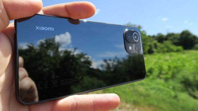 <b>Xiaomi Mi 11 Lite 4G review dedicat în limba română (Evaluare Mobilissimo)</b>În 2020 am avut parte de un singur model Xiaomi Mi 10 Lite, variantă 5G cu procesor Snapdragon 765G. În acest an, compania a ales să ofere două modele succesoare, unul cu conectivitate 5G, dar și o variantă 4G. Xiaomi Mi 11 Lite 5G a primit