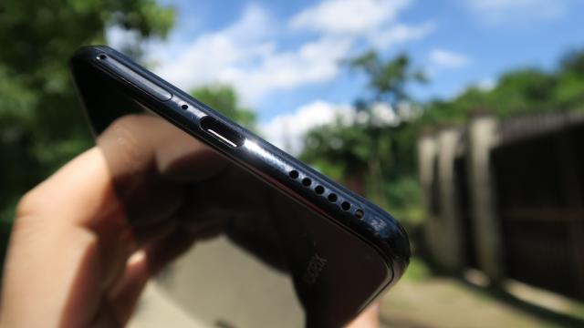 <b>Xiaomi Mi 11 Lite 4G: Conectivitate stabilă, dual SIM hibrid, infraroșu</b>Xiaomi Mi 11 Lite 4G aduce, după cum îi spune și numele, conectivitate 4G LTE. Este un telefon dual SIM, oferind o combinație între nano SIM și nano SIM hibrid. Avem deci de ales între un al doilea SIM sau card microSD. Primim și suport Wi-Fi 5 Dual-Band