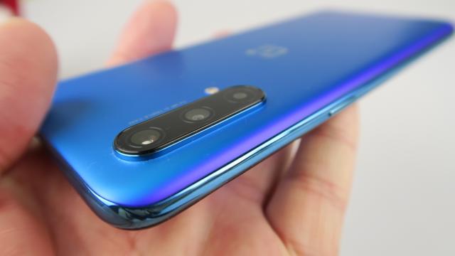 <b>OnePlus Nord CE 5G disponibil acum pe site-ul oficial, primiți și un cupon de 10 euro cumpărând prin linkul din articol</b>În acest weekend venim cu o ofertă specială pentru voi, ce implică telefonul OnePlus Nord CE 5G . Telefonul prezentat luna trecută costă 299 de euro şi a primit deja recenzia noastră, iar acum avem şi un voucher/cupon de 10 euro pentru voi
