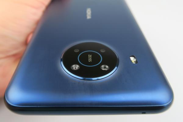 Nokia X20: Design masiv, dar prietenos cu palmele şi aderent