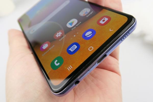 Samsung Galaxy A72 4G: Conectivitate 4G şi opţiuni tipice midrange, avute şi în 2020
