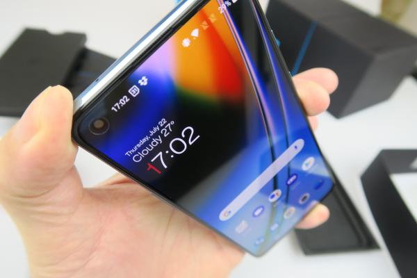 OnePlus Nord 2 5G: Design plăcut de privit, atins, purtat în buzunar