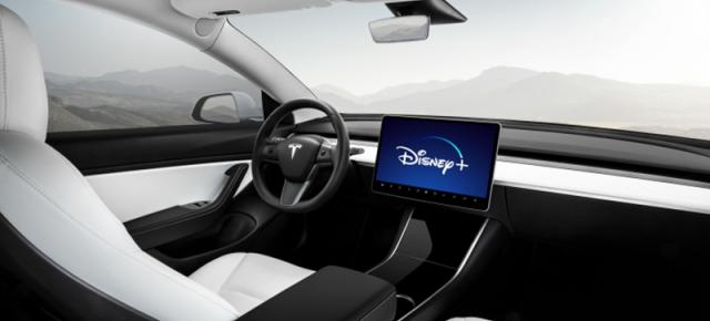 Automobilele Tesla au primit suport pentru limba română; Disney+ ajunge printr-un nou update software