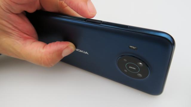 <b>Nokia X20: Hardware midrange, cu unele concesii</b>Nokia X20 este un telefon midrange periculos de aproape de cota de 2000 de lei, sau cel puţin aşa era când l-am scos din cutie. Între timp a mai pierdut din preţ. Faptul că HMD a folosit cel mai ieftin CPU Qualcomm Snapdragon 5G mă face să strâmb puţin