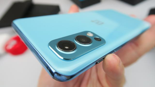 <b>OnePlus Nord 2 5G review detaliat în limba română (Evaluare Mobilissimo)</b>OnePlus părea a se fi axat numai pe flagshipuri până în 2020, cu o sincopă în dreptul lui OnePlus X din 2015. În 2020 lansa terminalele din seria OnePlus Nord, începând cu modelul titular, care avea dotări atractive în zona midrange, ca să se bată