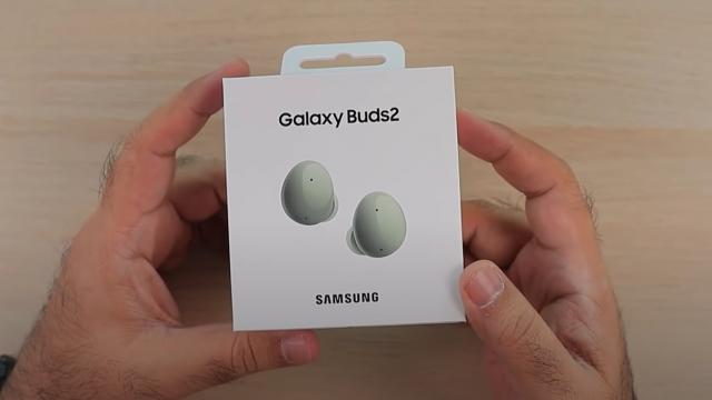 <b>Căștile Samsung Galaxy Buds 2 primesc un unboxing video înaintea lansării; Vedem și procesul de setup</b>Produsele pe care Samsung urmează a le prezenta oficial pe data de 11 august continuă să-și facă apariția în tot soiul de leak-uri, iar astăzi la apel avem căștile Galaxy Buds 2 care apar direct într-un unboxing video