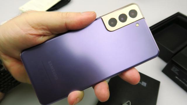 <b>Divizia mobilă Samsung intră într-un proces de revizuire internă după vânzările slabe înregistrate de seria Galaxy S21</b>Vestea că Xiaomi a reușit să urce pe prima poziție în topul celor mai mari producători smartphone din lume (în luna iunie) a zguduit nu doar presa, ci și pe celelalte companii de pe podium. Samsung a pierdut primul loc în acest